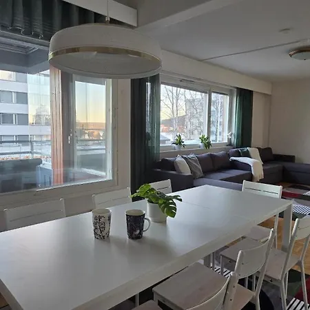 Aura With River View, Sauna & 3 Bedrooms Рованиеми