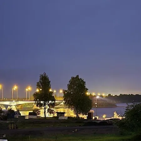 Aura With River View, Sauna & 3 Bedrooms Рованиеми